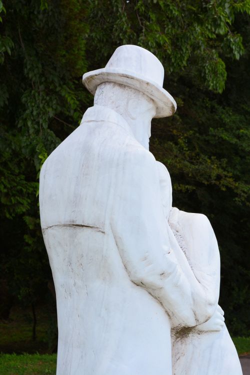 statue brancusi hats