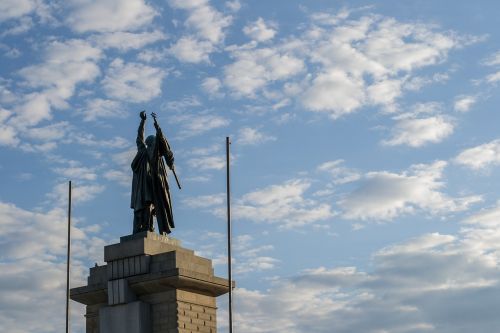 statue brno sky