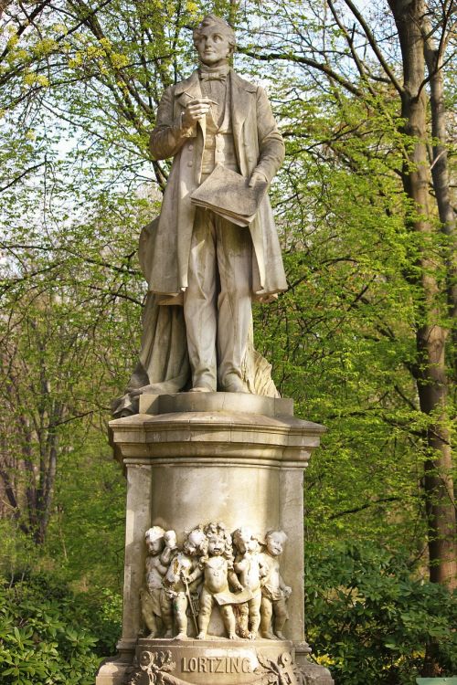 statue tiergarten sculpture