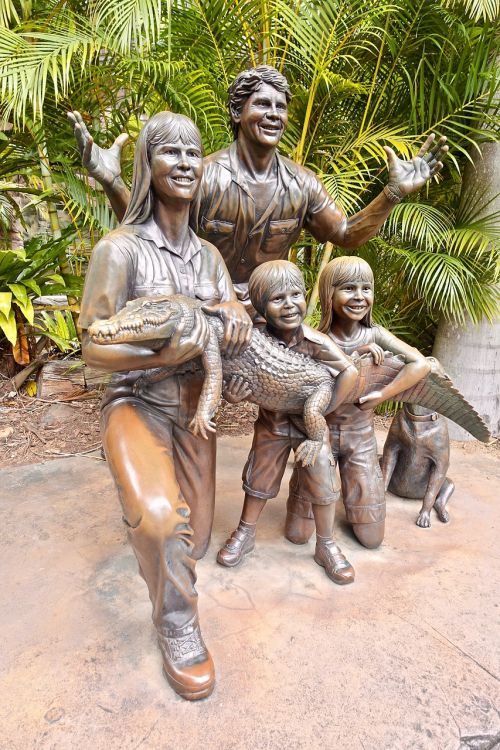 statue family bronze