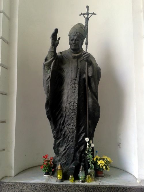 statue pope john paul ii warsaw