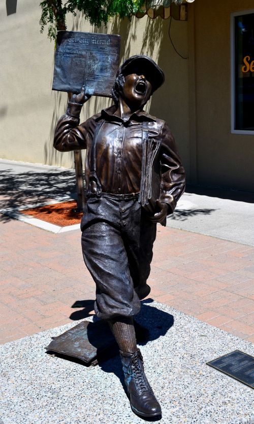 statue newspaper newsboy
