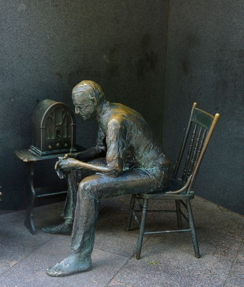 statue man sitting