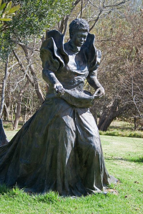 statue figure woman