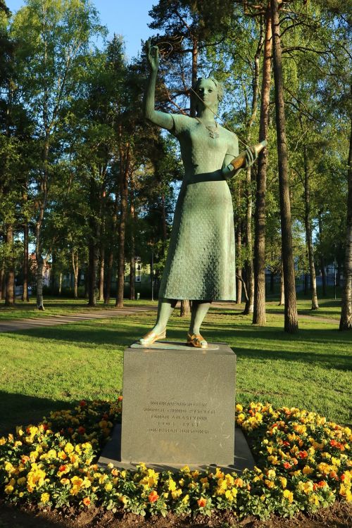 statue woman statue park