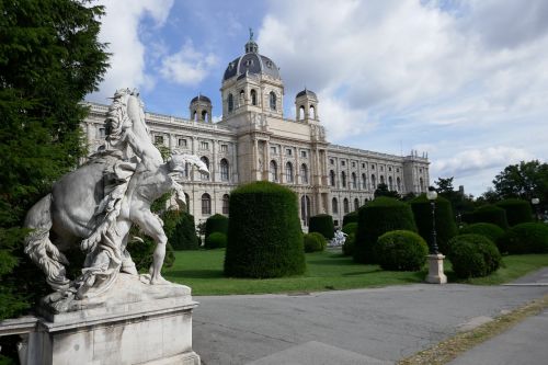 statue castle vienna