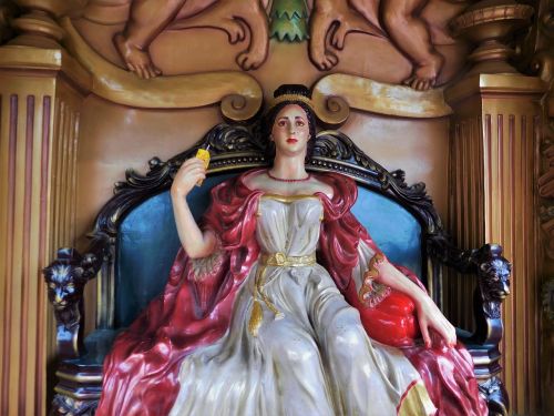 statue queen royal