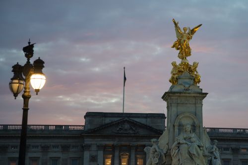 statue gold london
