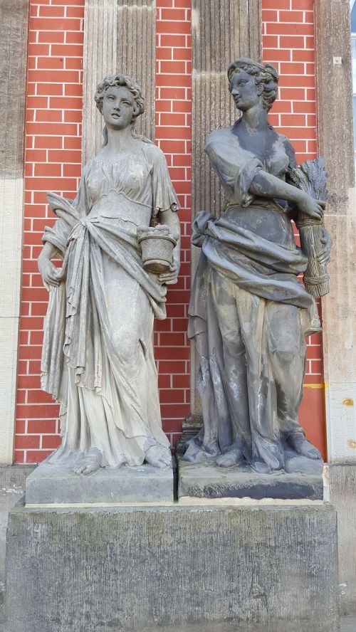 statue women woman