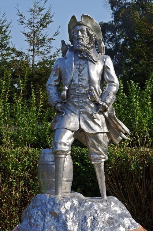 statue pirate captain