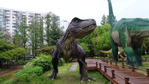 statue  dinosaurs  despicable