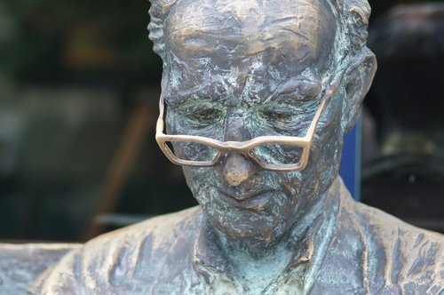 statue  man  eye glasses