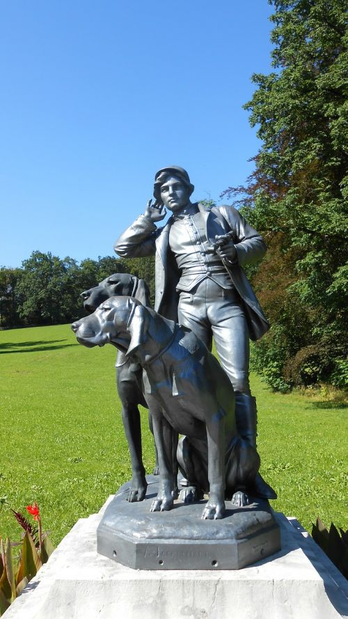 statue hunting dog austria