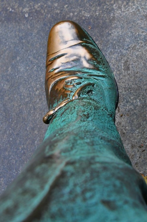 statue  bronze  shoe
