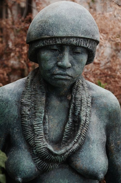 statue woman head