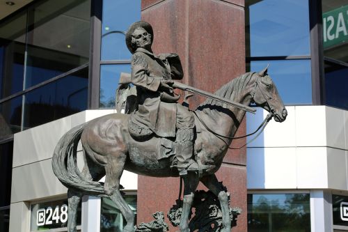 statue horse man