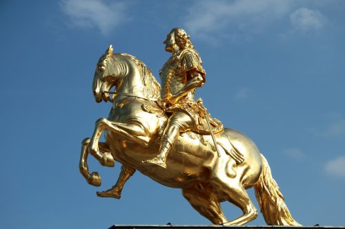 statue monument horse