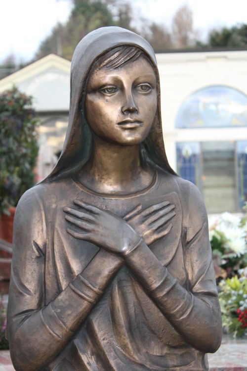 statue funerary monument girl