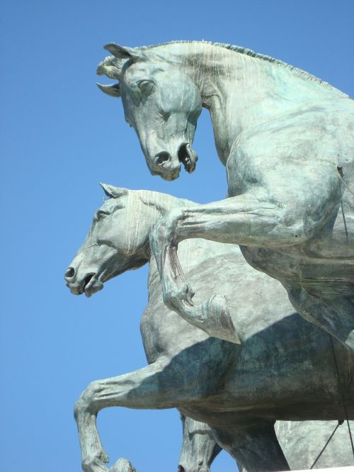 statue horses monument