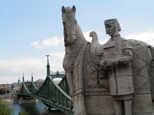 statue liberty bridge budapest