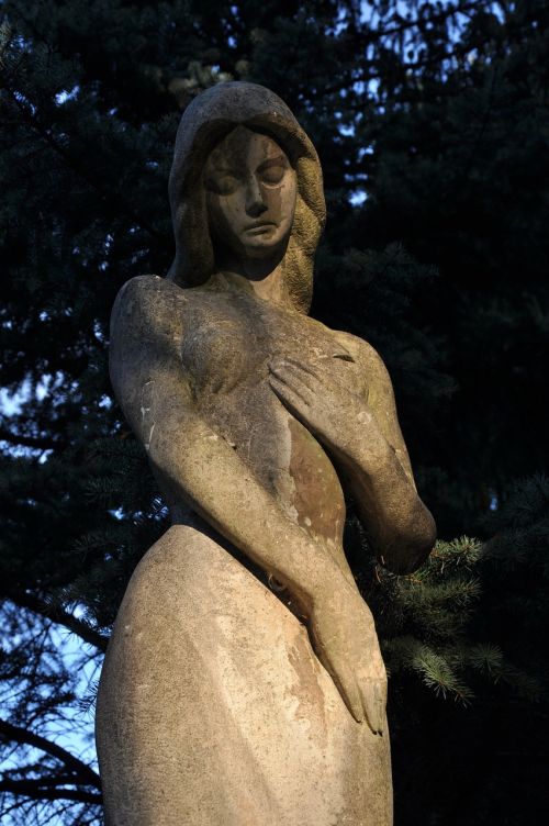 statue woman monument