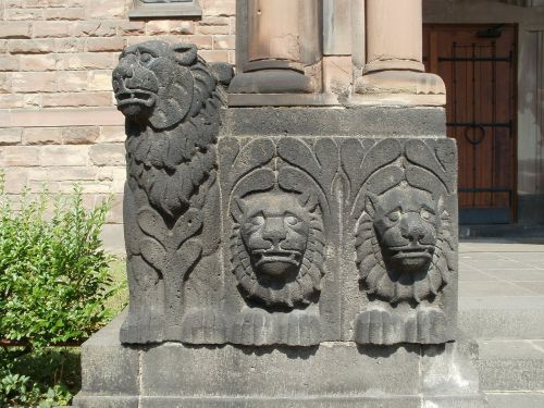 statue sculpture lions