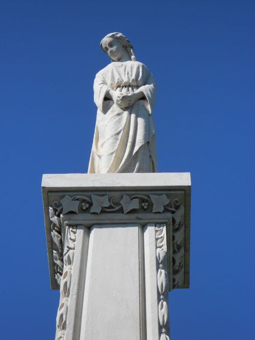 statue arsenal monument