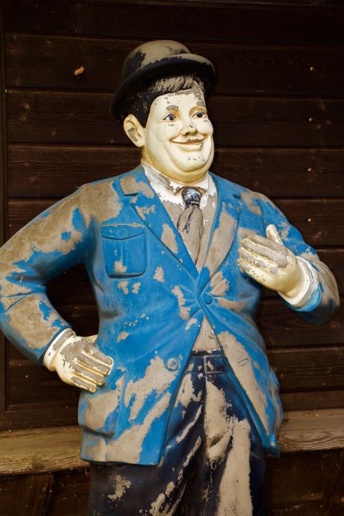 statue man oliver hardy