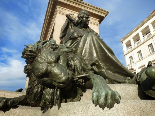 statue lion rome