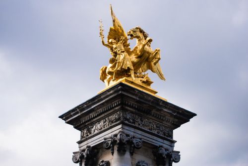 statue paris france