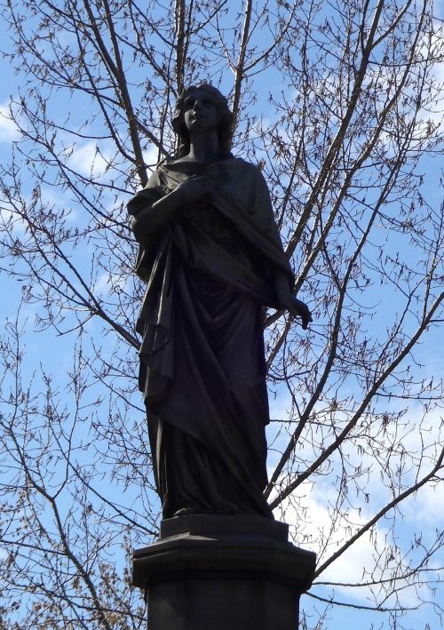 statue monument woman