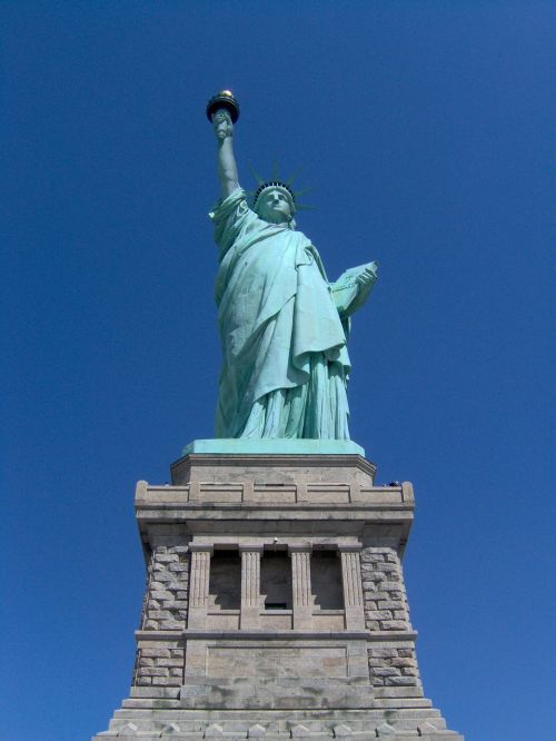 statue of liberty new york skyline