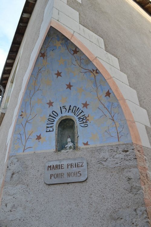 statue of prayer mary niche