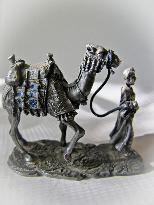 statuette camel tin