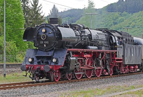 steam locomotive  express train  three cylindrical