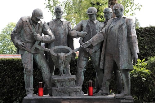 steel worker monument  mirogoj cemetery  zagreb