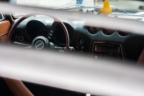 steering wheel black and white