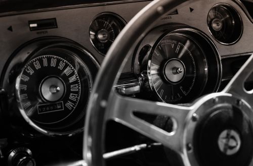 steering wheel black and white
