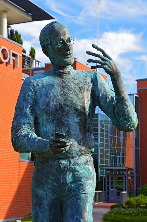 steve jobs statue budapest