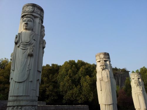 stone pillars sculpture symbol