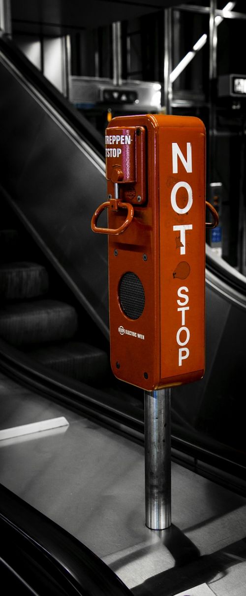 stop metro escalator