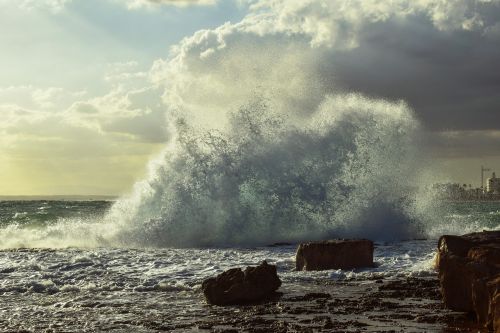 storm wave crushing