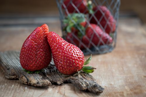 strawberries red frisch