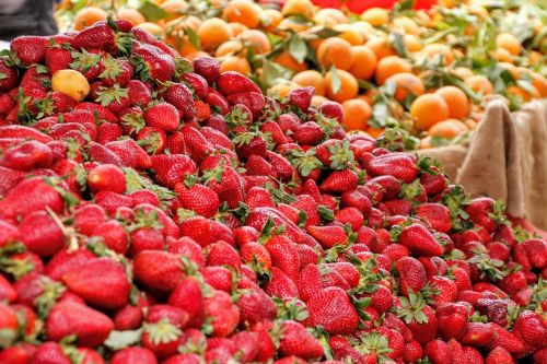 strawberries oranges market