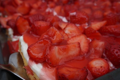 strawberries  cake  delicious