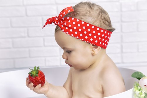 strawberries  girl  bebe