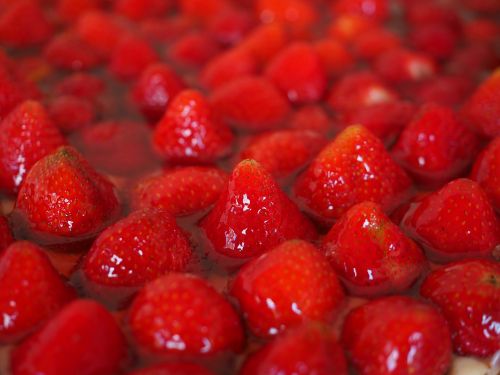 strawberries strawberry cake red