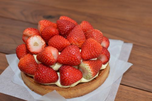 strawberry tart cake