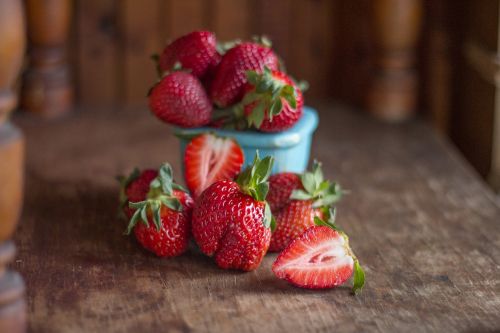 strawberry cup table