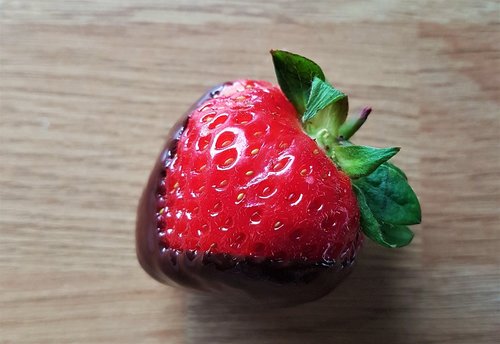 strawberry  chocolate  sweet